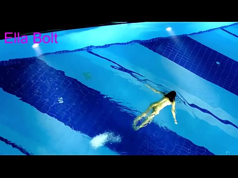 ❤️ Non podo deixar de mirar, unha moza loira que é sorprendida nadando espida na piscina do resort ELLA BOLT ☑ Porno a nós gl.psi-mass.ru